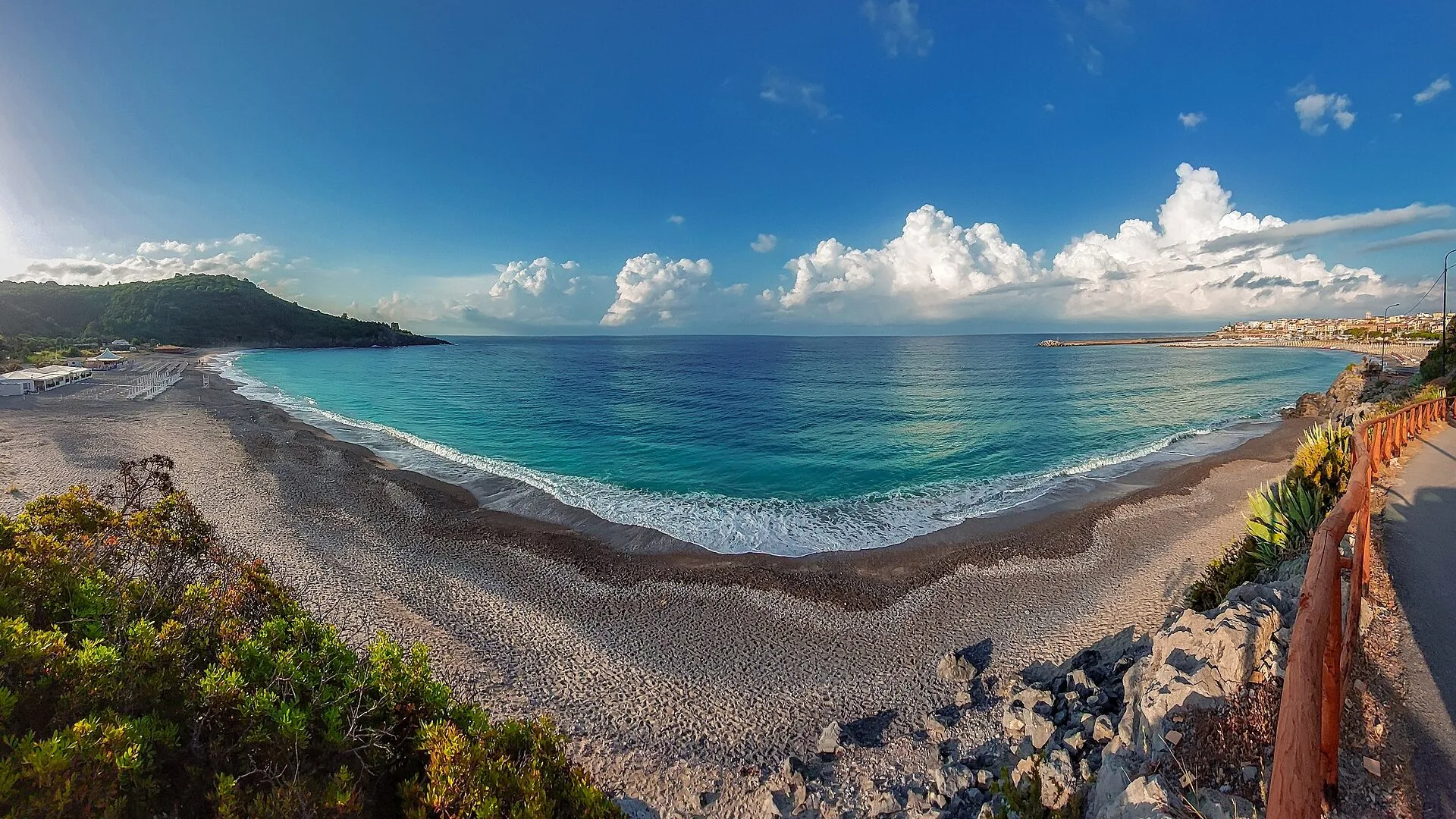 Una lunga spiaggia della costa del Cilento con il mare turchese, vista dall'alto